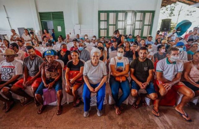 Agricultores familiares recebem posse da terra na zona rural de Buriti dos Lopes